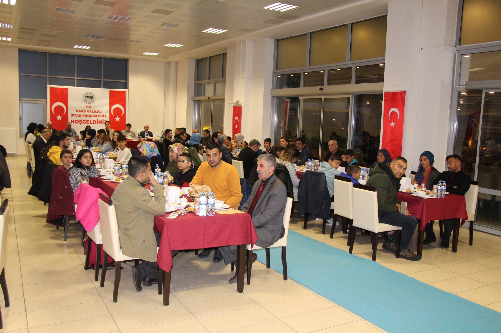 kars-valiliginden-depremzedelere-iftar-yemegi-(4).jpg