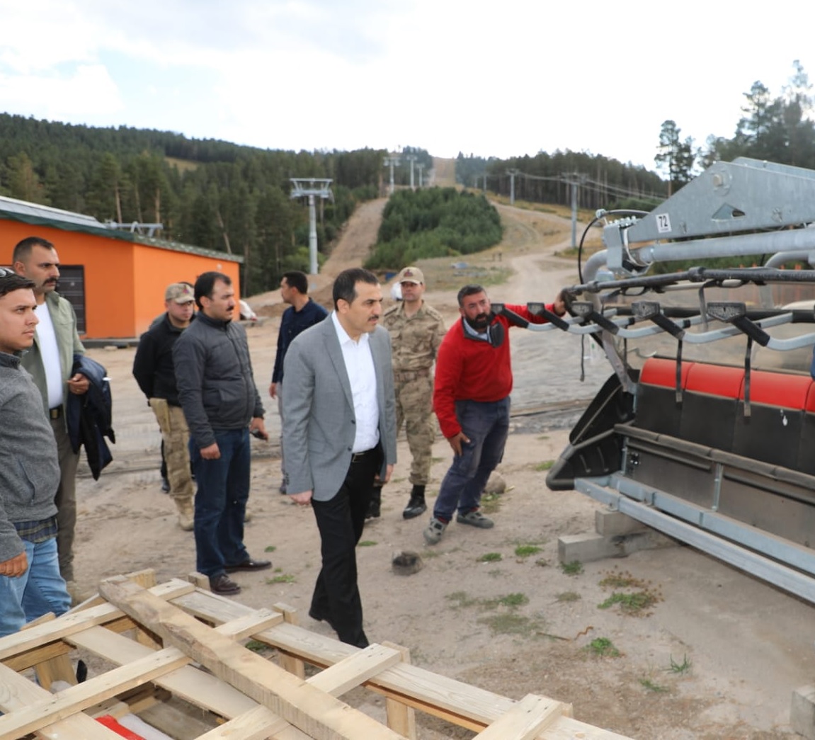 kars-valisi-turker-oksuz,-sarikamis-kayak-merkezinde-incelemelerde-bulundu-(3).jpg