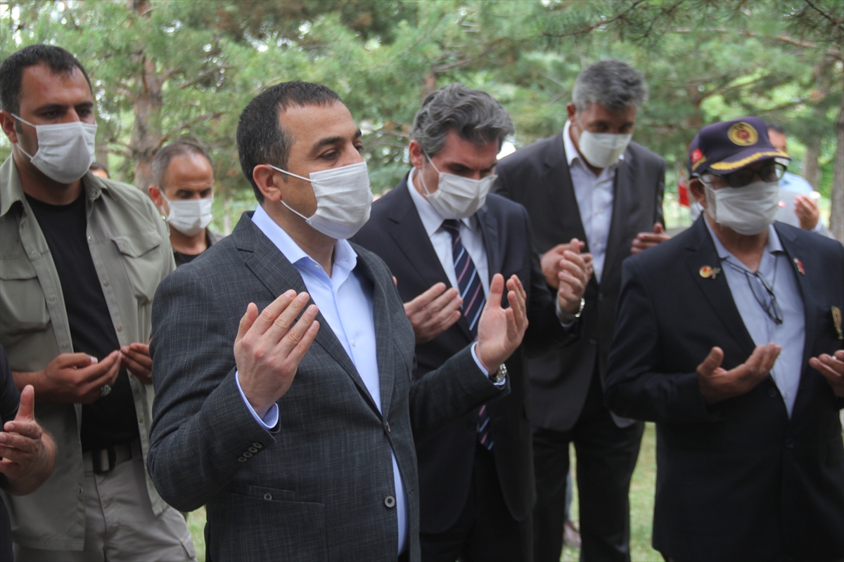 kars-valisi-turker-oksuz,-sehitligi-ziyaret-etti-(1).jpg