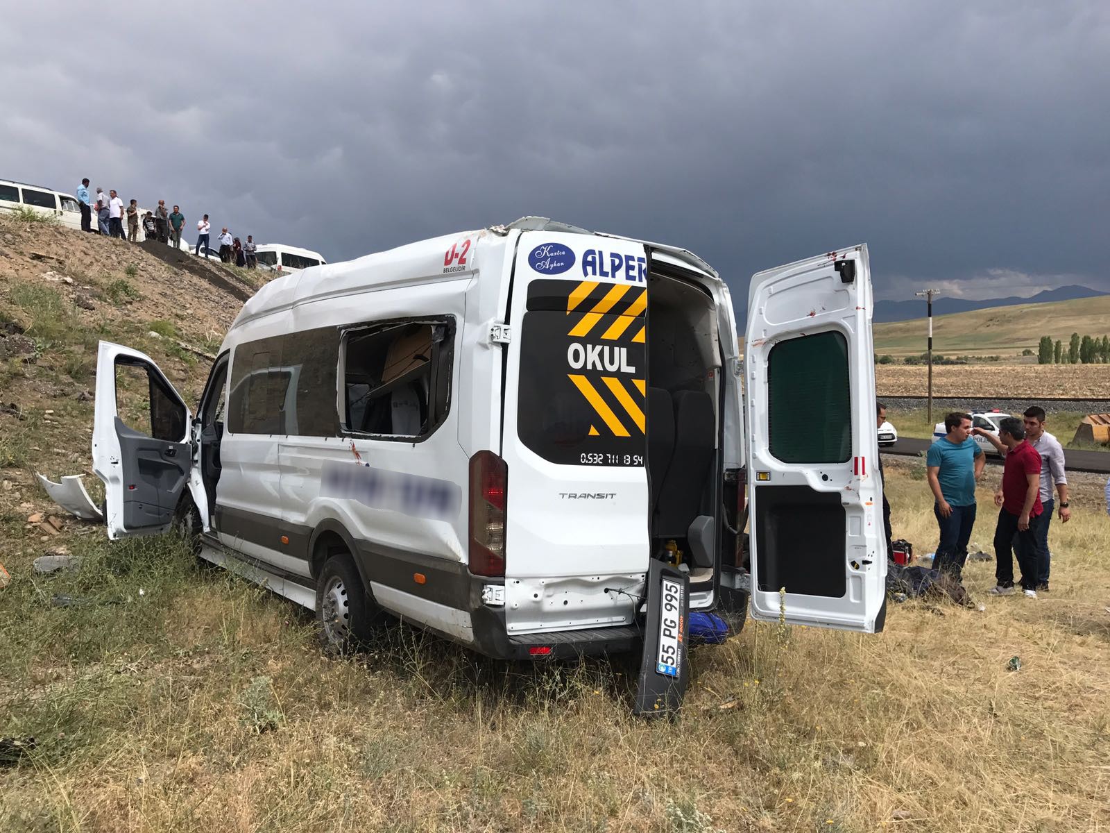 karsa-dugune-gelen-arac-kaza-yapti-1-olu-11-yarali-(2).jpg