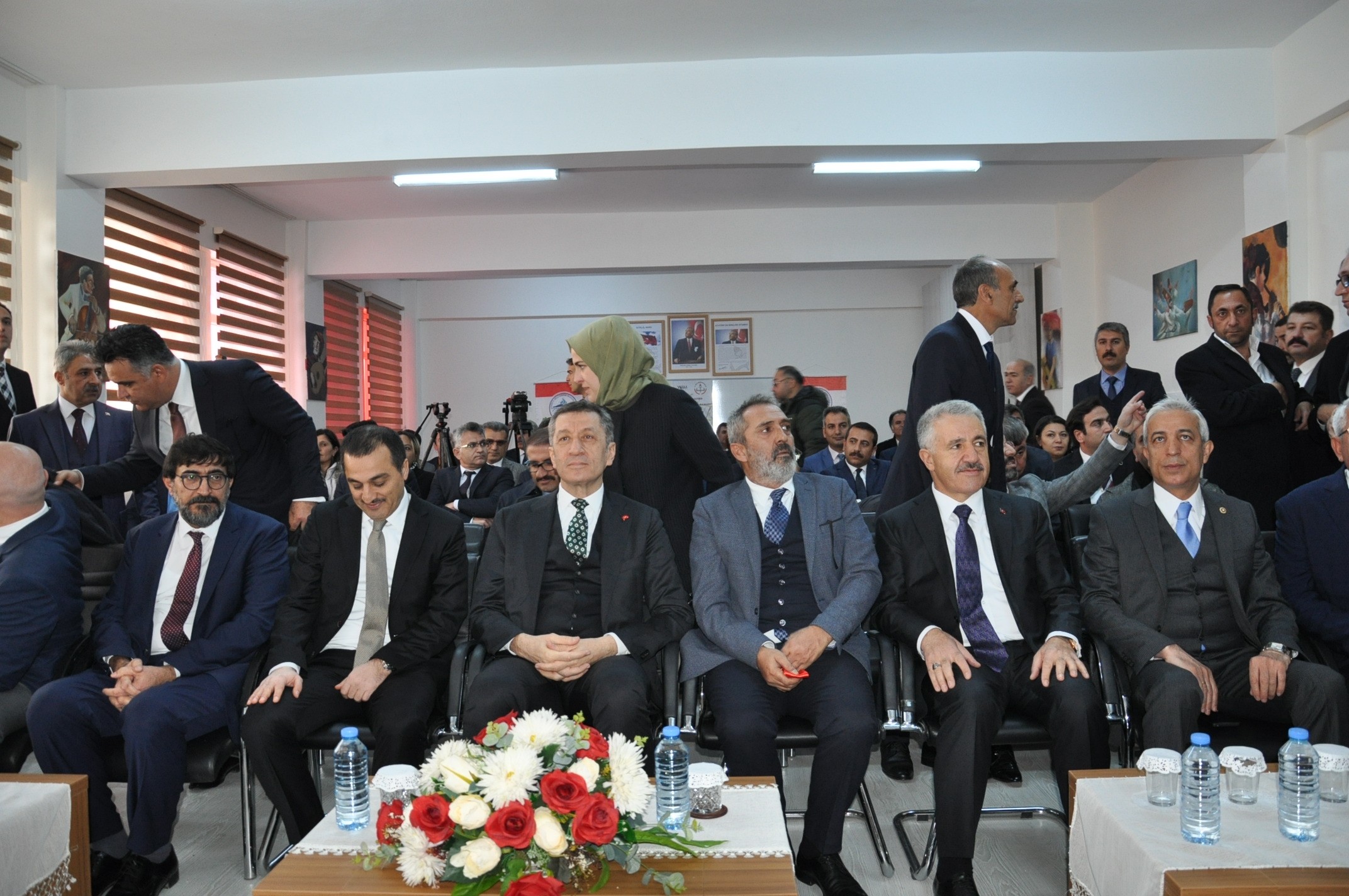 karsli-ogrenci-bakan-selcuk-ve-sanatci-bingol’u-buyuledi-(4).jpg
