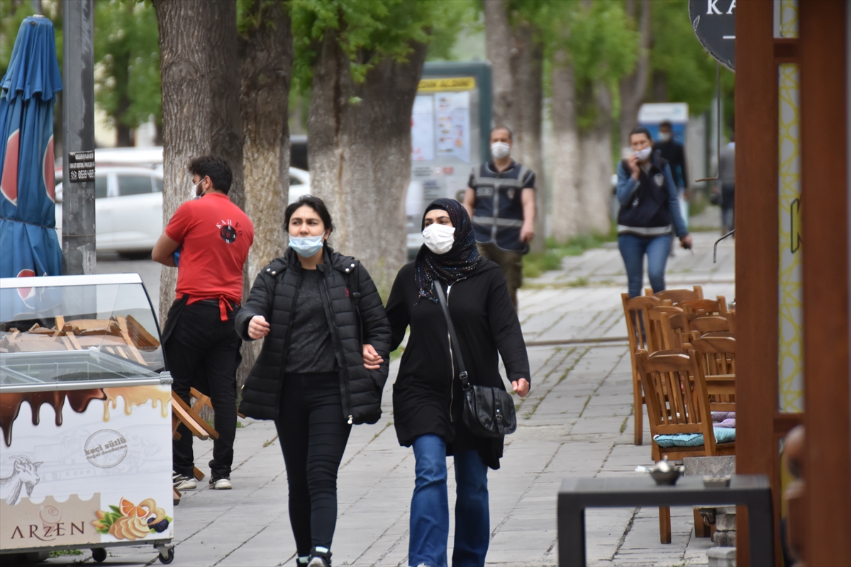 karsli-vatandaslar-maskesiz-disari-cikmiyor-(1).jpg