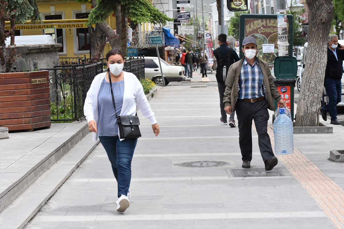 karsli-vatandaslar-maskesiz-disari-cikmiyor-(5).jpg