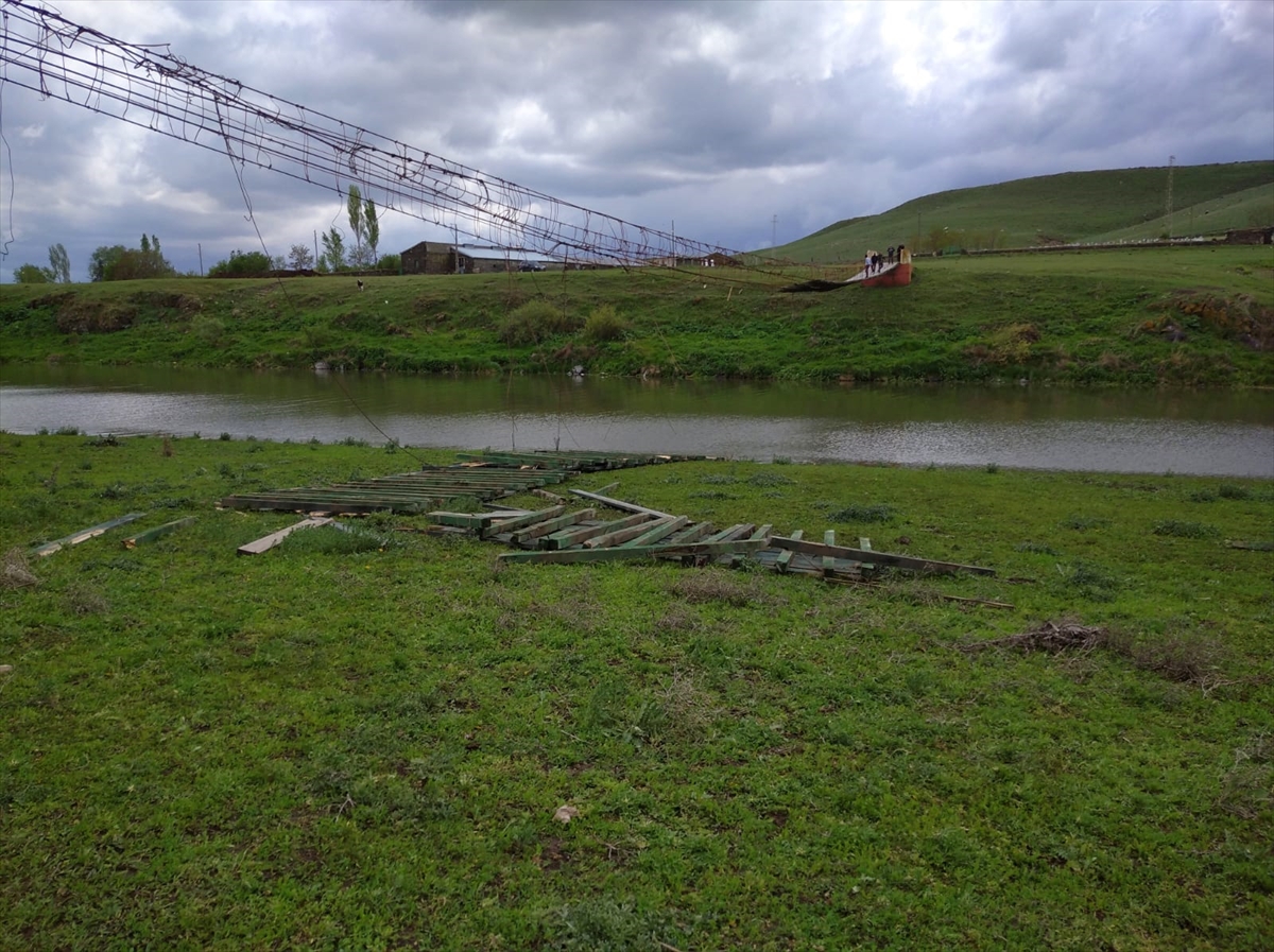 karsta-110-metrelik-asma-kopru,-siddetli-ruzgar-nedeniyle-yikildi-(6).jpg