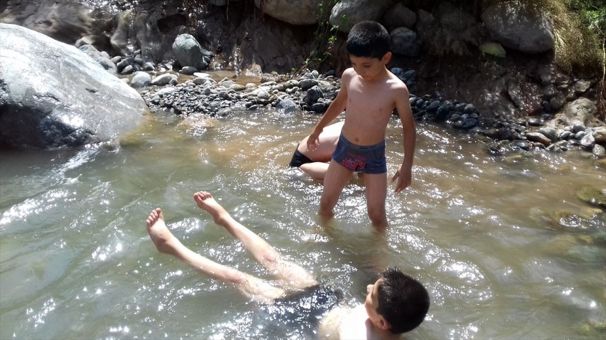 karsta-cocuklar-derede-serinliyor-(1).jpg
