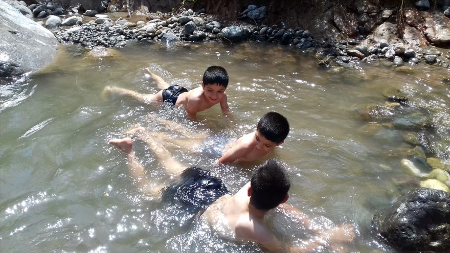 karsta-cocuklar-derede-serinliyor-(2).jpg