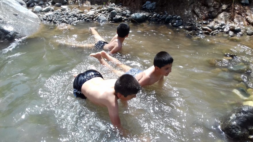 karsta-cocuklar-derede-serinliyor-(3).jpg