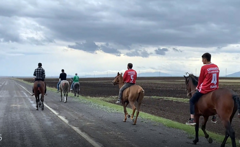 karsta-geleneksel-at-yarislari-duzenlendi-(1).jpg