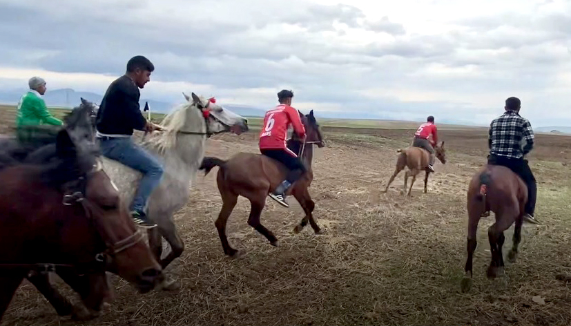 karsta-geleneksel-at-yarislari-duzenlendi-(2).jpg