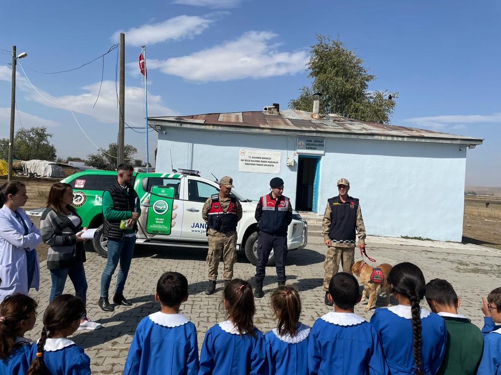karsta-ilkokul-ogrencilerine-hayvan-sevgisi-asilandi1.jpg