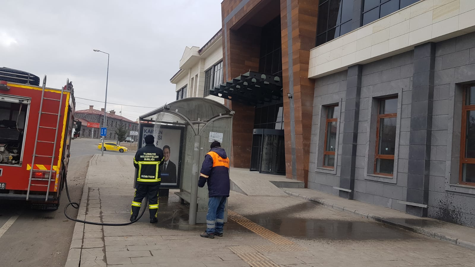 karsta-otobus-duraklarinda-kisitlama-temizligi-(3).jpg