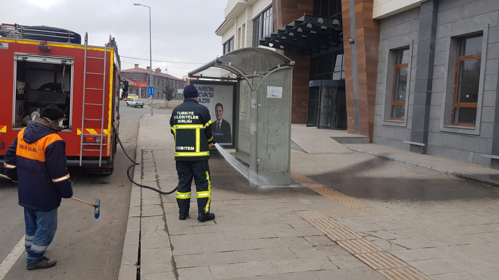 karsta-otobus-duraklarinda-kisitlama-temizligi-(4).jpg