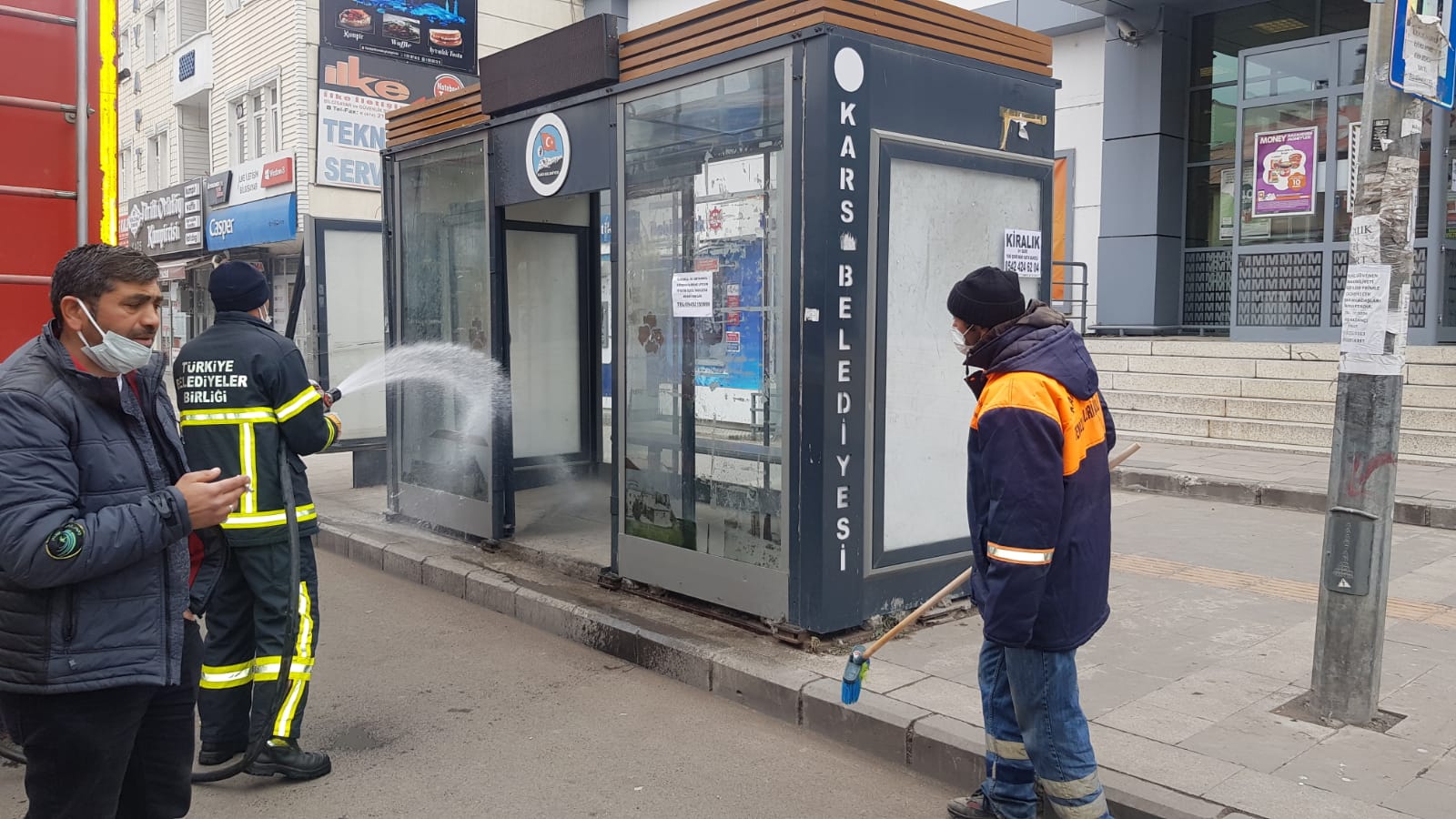 karsta-otobus-duraklarinda-kisitlama-temizligi-(8).jpg