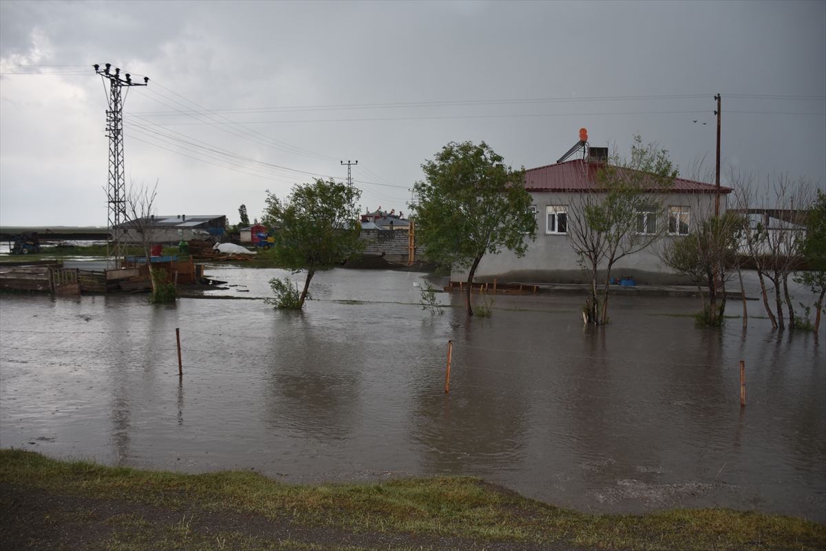 karsta-saganak-ve-dolu-nedeniyle-evleri-su-basti-(2).jpg