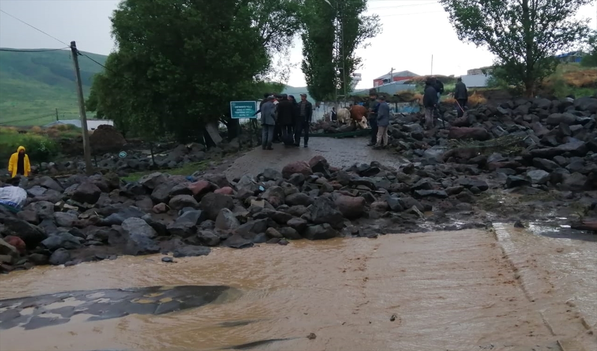 karsta-sel-nedeniyle-evler-zarar-gordu,-hayvanlar-telef-oldu-(2).jpg