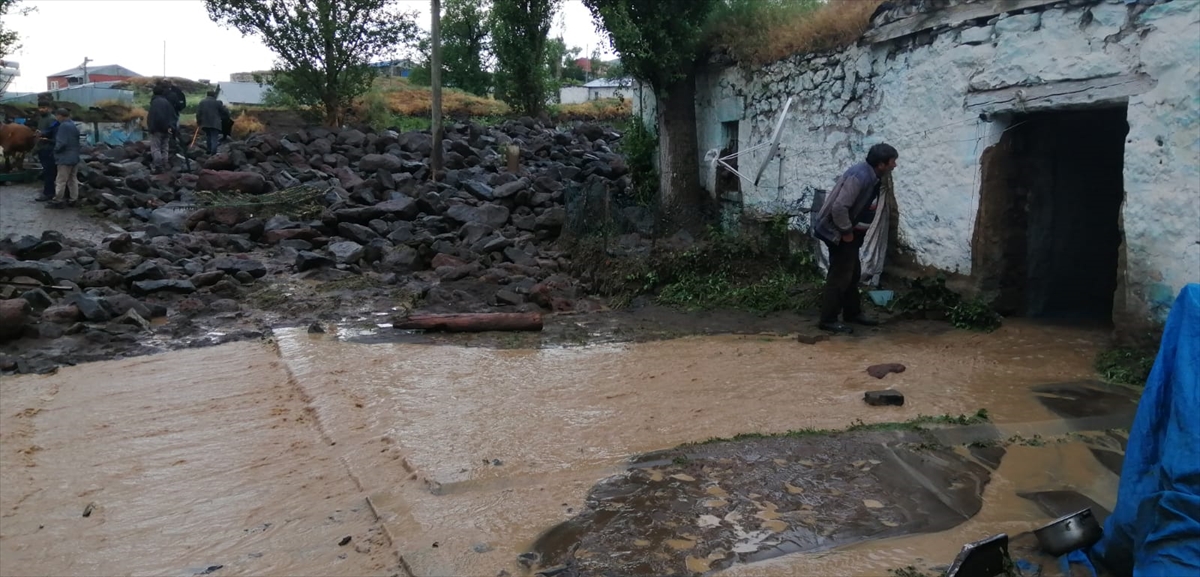 karsta-sel-nedeniyle-evler-zarar-gordu,-hayvanlar-telef-oldu-(5).jpg