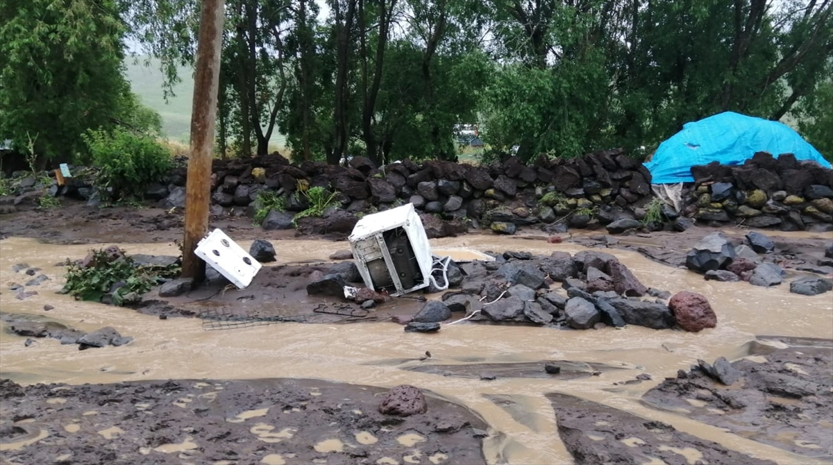 karsta-sel-nedeniyle-evler-zarar-gordu,-hayvanlar-telef-oldu-(6).jpg