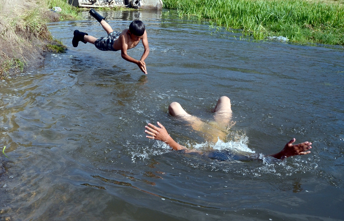 karsta-sicak-havada-dereye-girerek-serinlemeye-calisiyorlar-(2).jpg