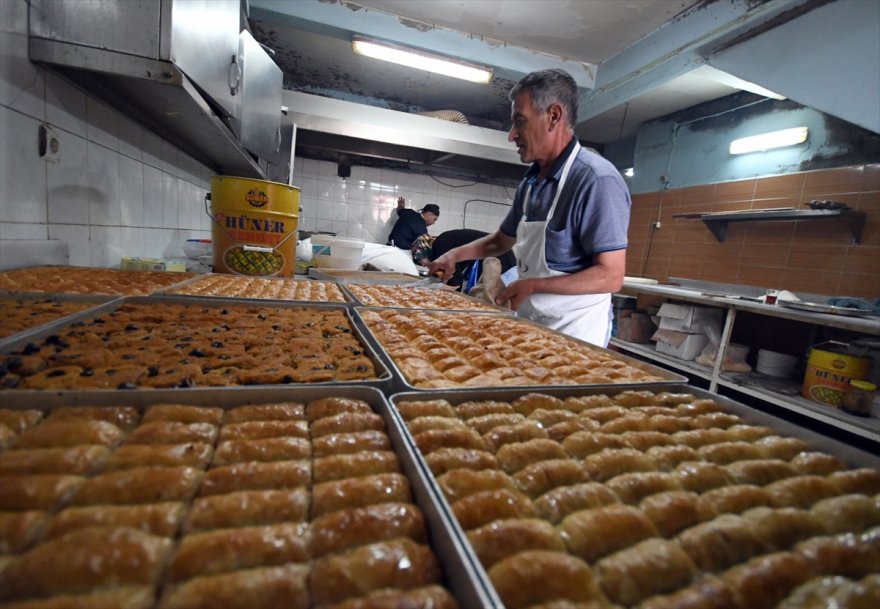 karsta-tatli-ve-firincilarin-yogun-ramazan-mesaisi-(2).jpg