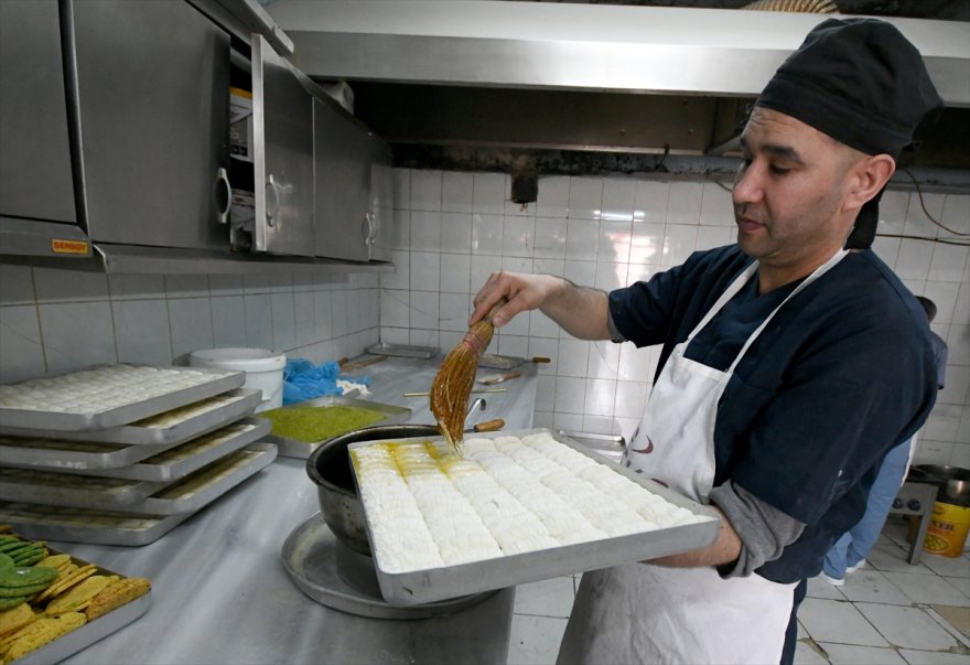 karsta-tatli-ve-firincilarin-yogun-ramazan-mesaisi-(5).jpg