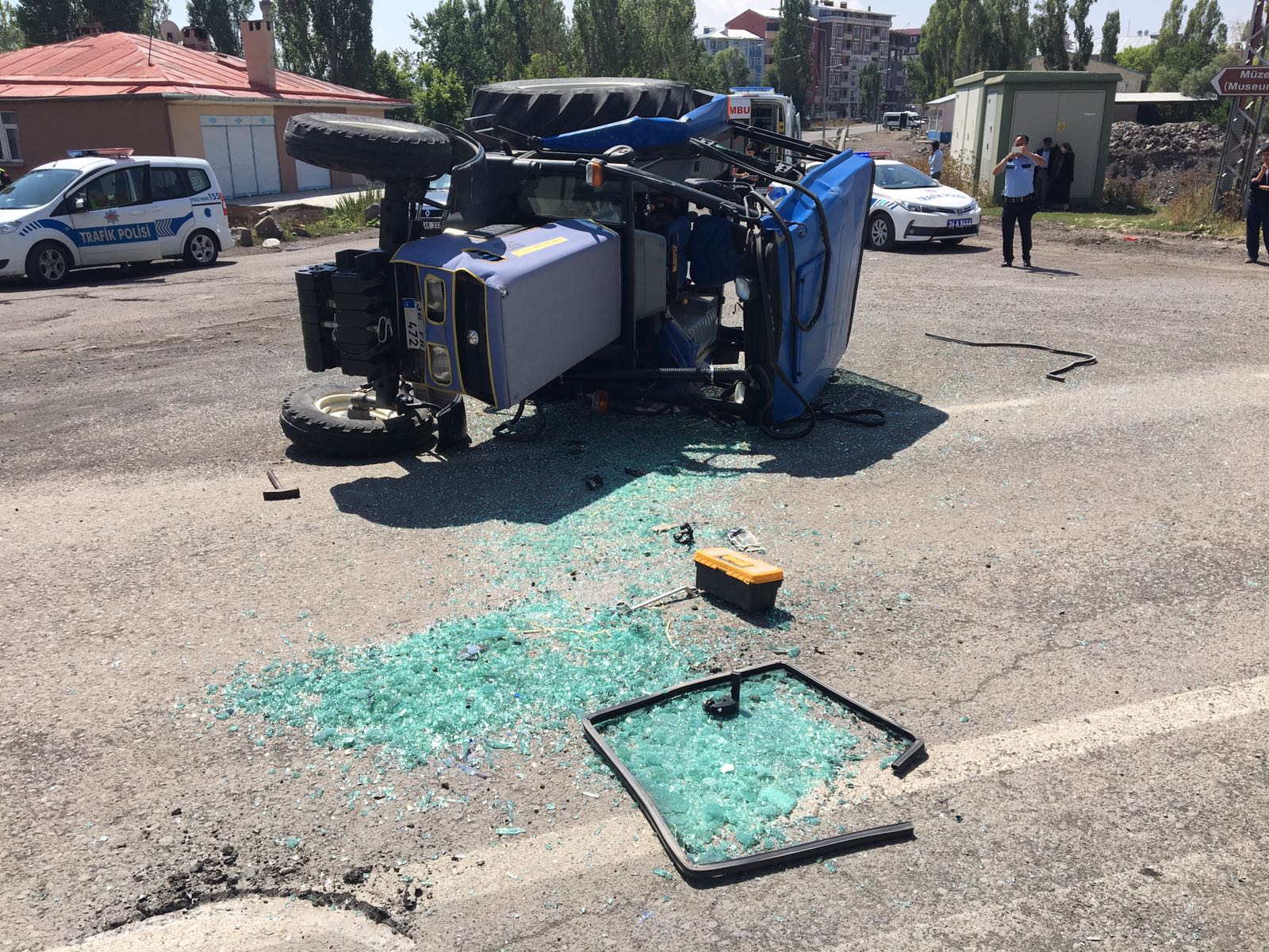 karsta-traktor-ile-yolcu-minibusu-carpisti-4-yarali-(2).jpg