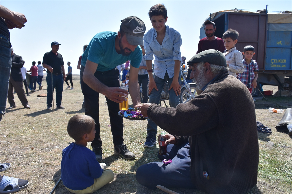 karsta-yasatilan-asirlik-gelenek-coban-bayrami-(2).jpg