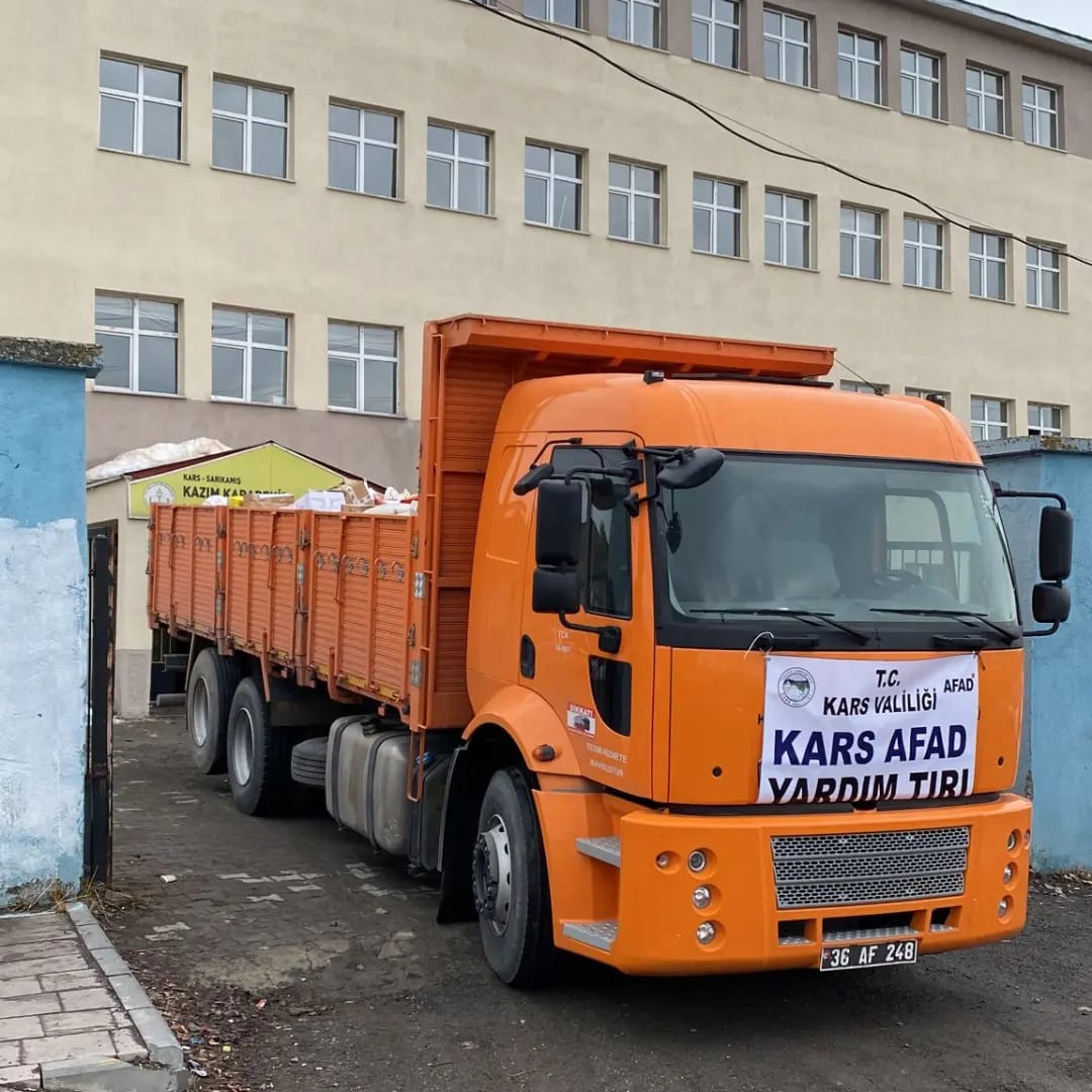 karstan-deprem-bolgesine-yardimlar-suruyor-(3).jpg