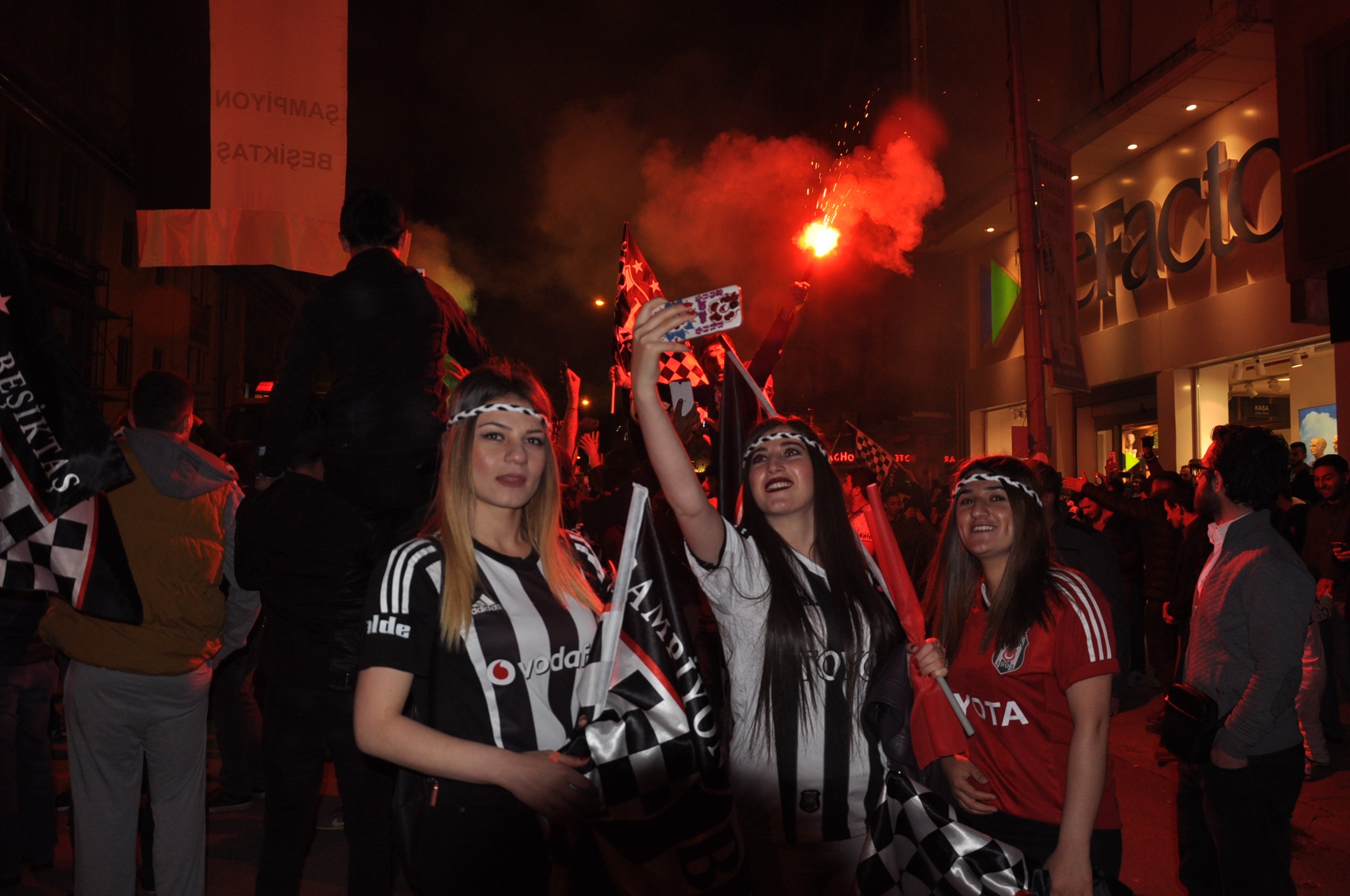 kas-besiktas-kutlama-(10).jpg