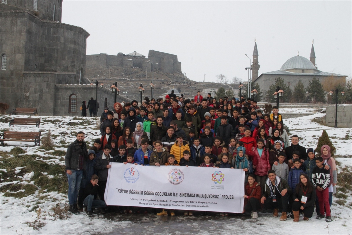 koyde-ogrenim-goren-cocuklarla-sinemada-bulusuyoruz-projesi-(2).jpg
