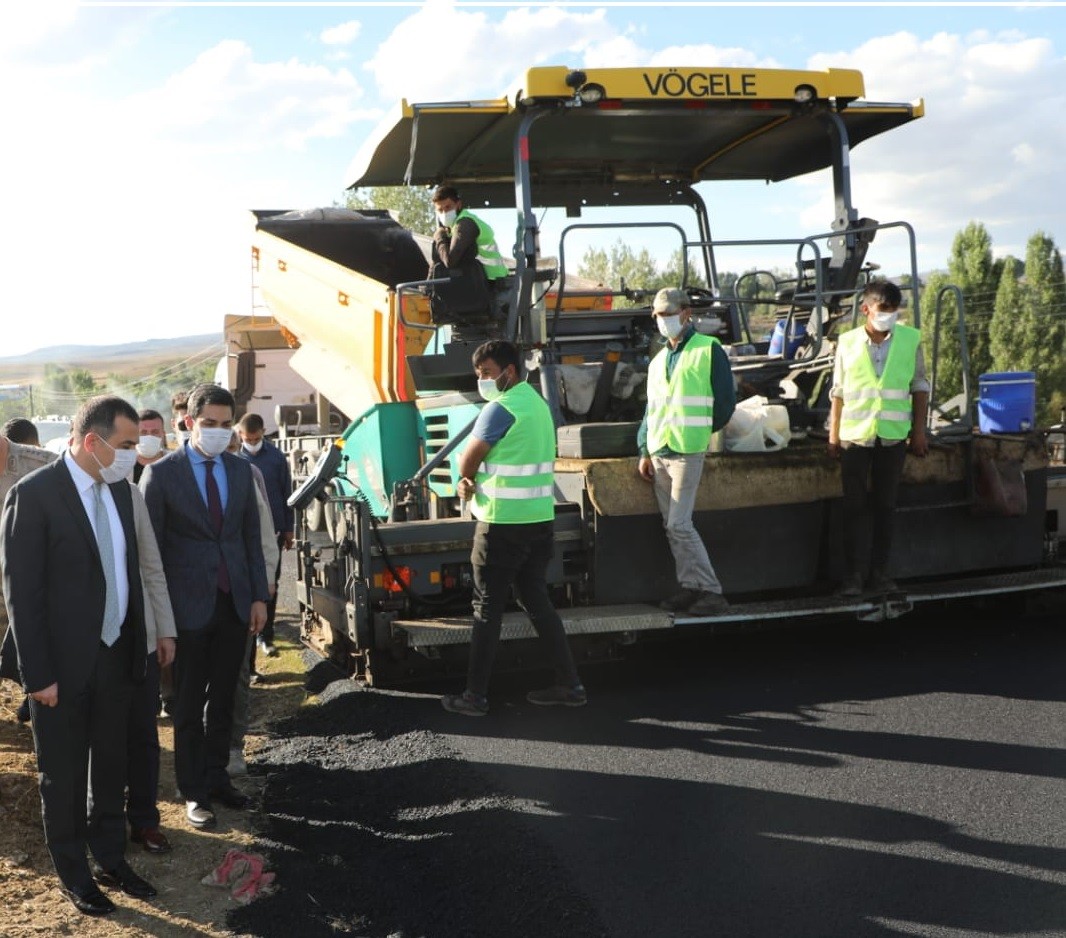 koylerde-sicak-asfalt-yol-calismalari-suruyor-(4).jpg