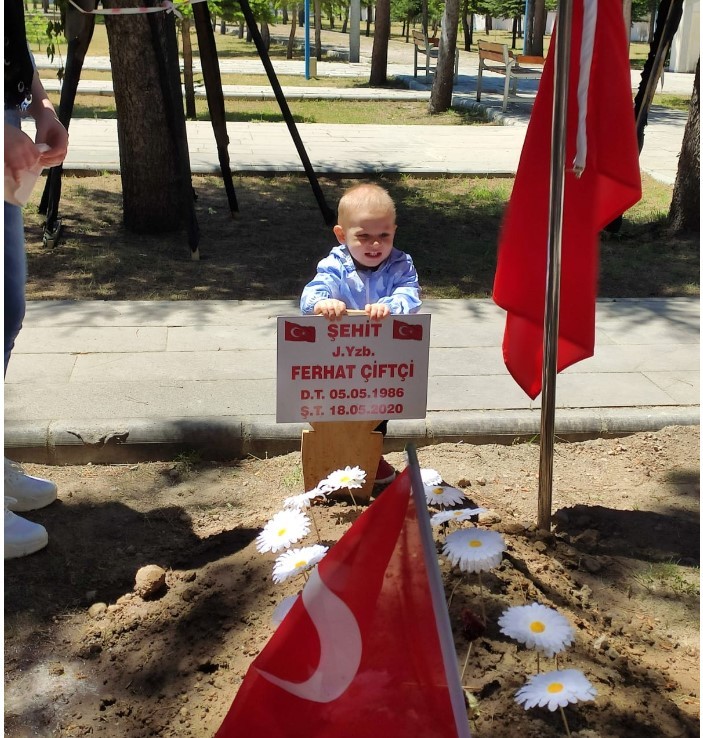 minik-mete,-sehit-babasinin-kabrine-su-doktu-(4).jpg