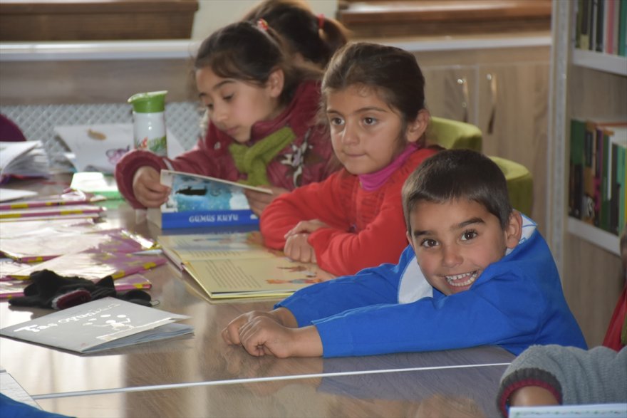 minik-ogrenciler-kitaplarla-bulustu-(1).jpg