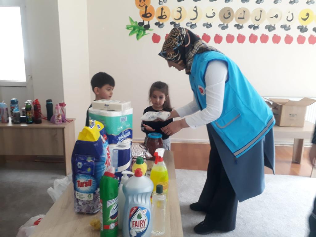 minik-yureklerden-ramazan-oncesi-ihtiyac-sahibi-ailelere-yardim-paketi-(1).jpg