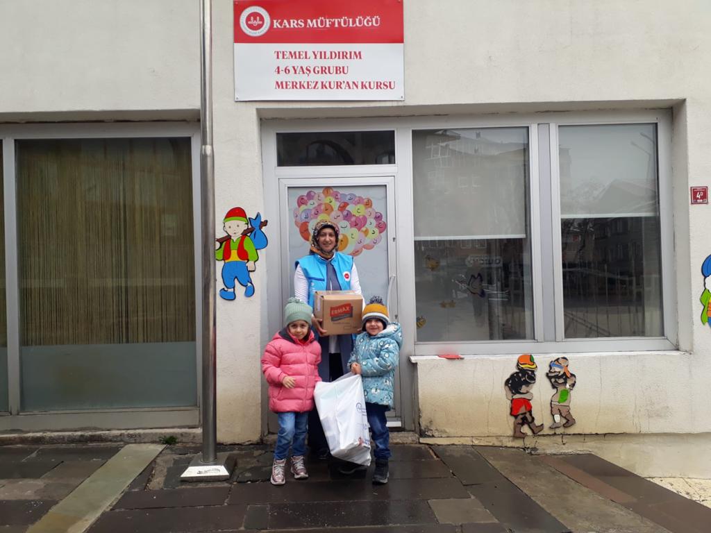 minik-yureklerden-ramazan-oncesi-ihtiyac-sahibi-ailelere-yardim-paketi-(2).jpg