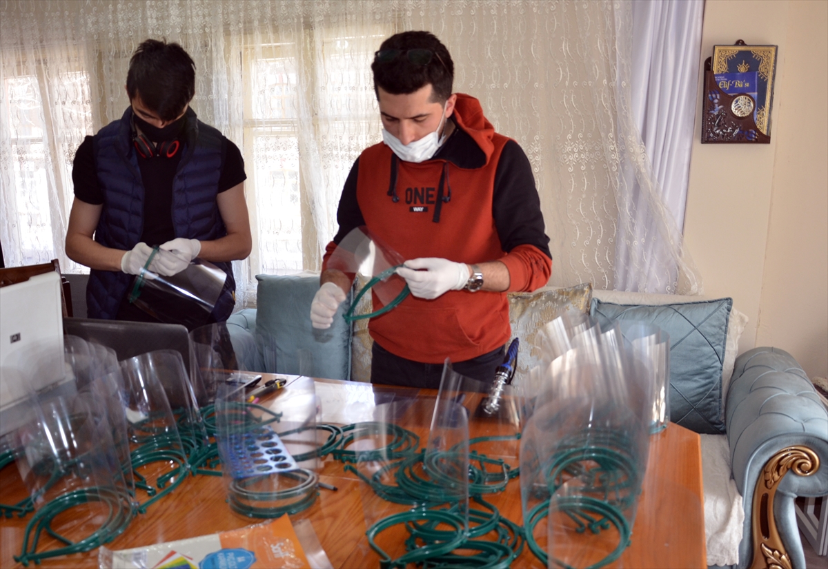 ogretmen,-evinde-saglikcilar-icin-yuz-koruyucu-siperlik-uretiyor-(2).jpg