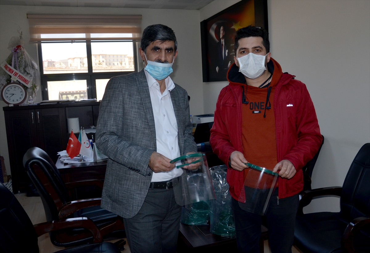 ogretmen,-evinde-saglikcilar-icin-yuz-koruyucu-siperlik-uretiyor-(5).jpg