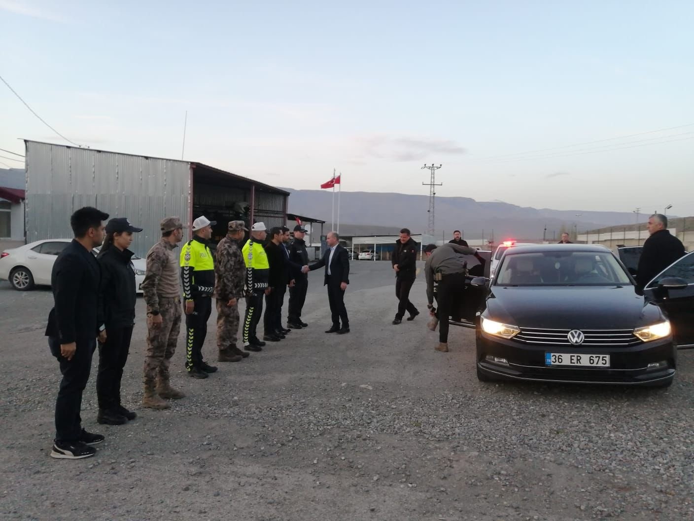 polis-ve-depremzede-aileler-iftarda-bulustu-(2).jpg
