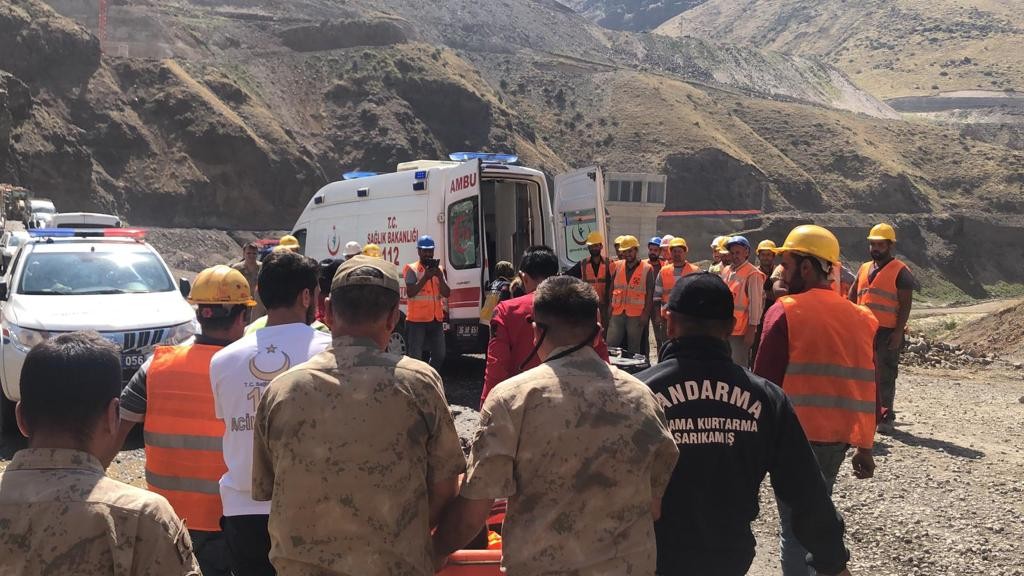 sarikamis’ta-ayinin-saldirdigi-genc-kayaliktan-dustu-(1).jpg