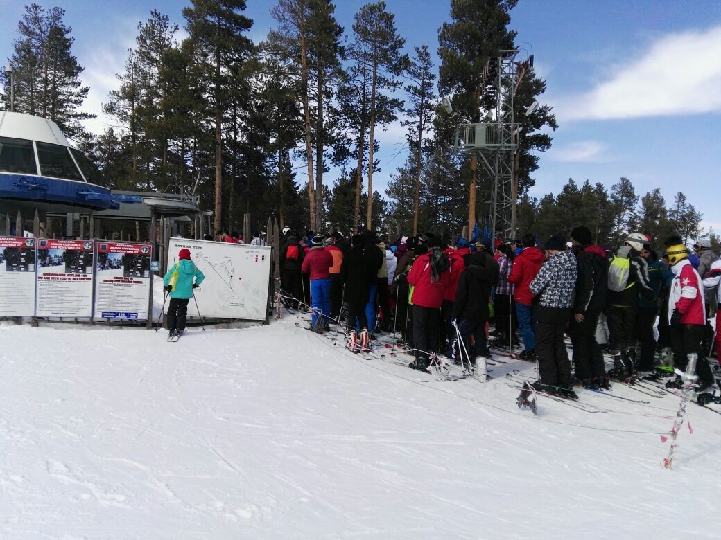 sarikamis-kayak-merkezinde-hafta-sonu-yogunlugu--(1).jpg