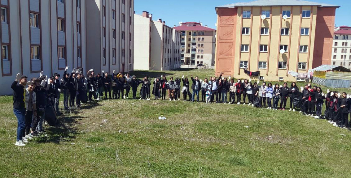 sarikamista-ogrenciler-cevre-temizligi-icin-cop-topladi-(2).jpg