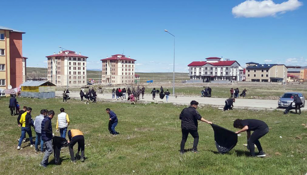 sarikamista-ogrenciler-cevre-temizligi-icin-cop-topladi-(3).jpg