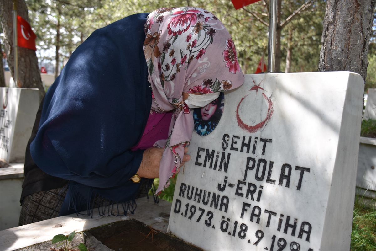 sehitlikte-huzunlu-bayram-(7).jpg