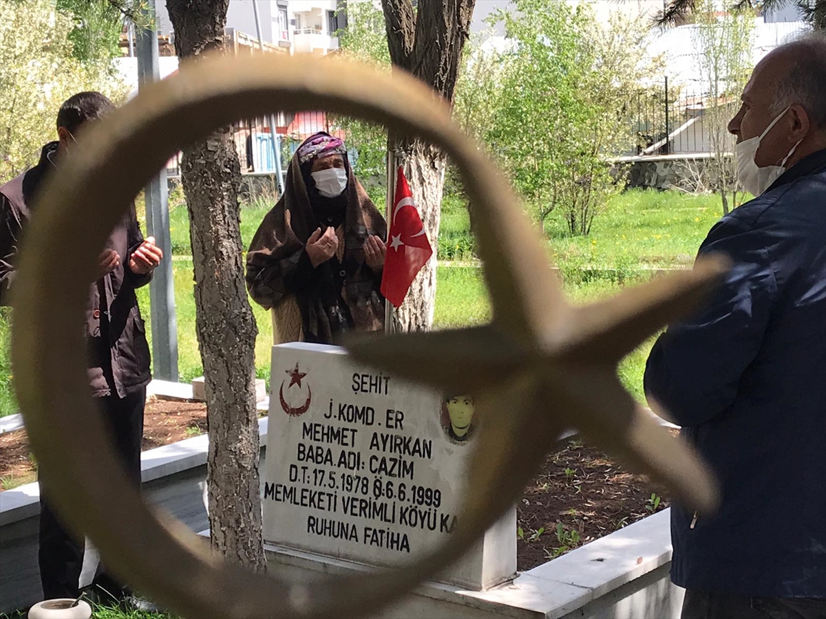 sehitlikte-huzunlu-bayram-(9).jpg