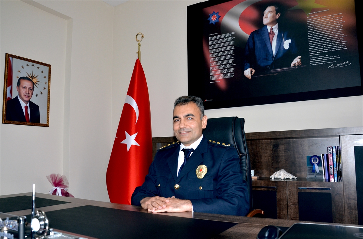 terfi-eden-sarikamis-ilce-emniyet-muduru-ozerin-rutbelerini-esi-takti-(5).jpg