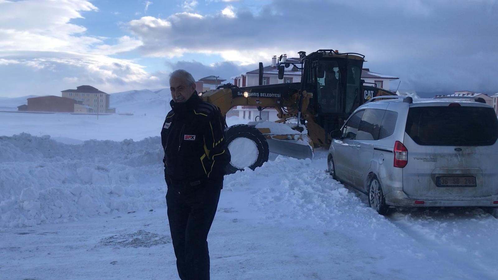 tipi-nedeniyle-yolda-kalan-suruculerin-imdadina-is-makineleri-yetisti-(2).jpg