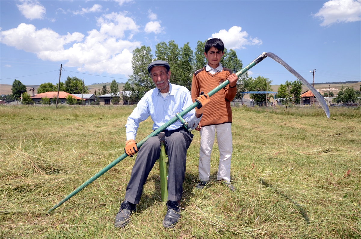 tirpanci-dede-mesleginde-genclere-tas-cikartiyor-(7).jpg