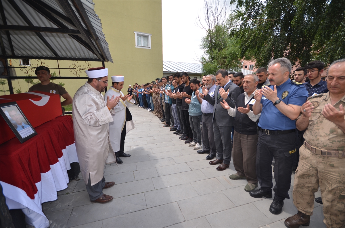 trafik-kazasinda-hayatini-kaybeden-polis-memuru-topraga-verildi-(4).jpg