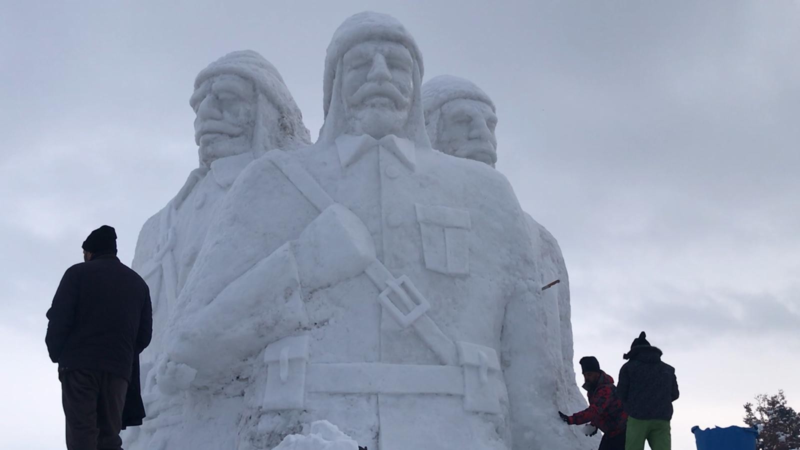 turkiye’nin-en-buyuk-kardan-heykelleri-sarikamis-sehitleri-icin-yapildi-(1).jpg