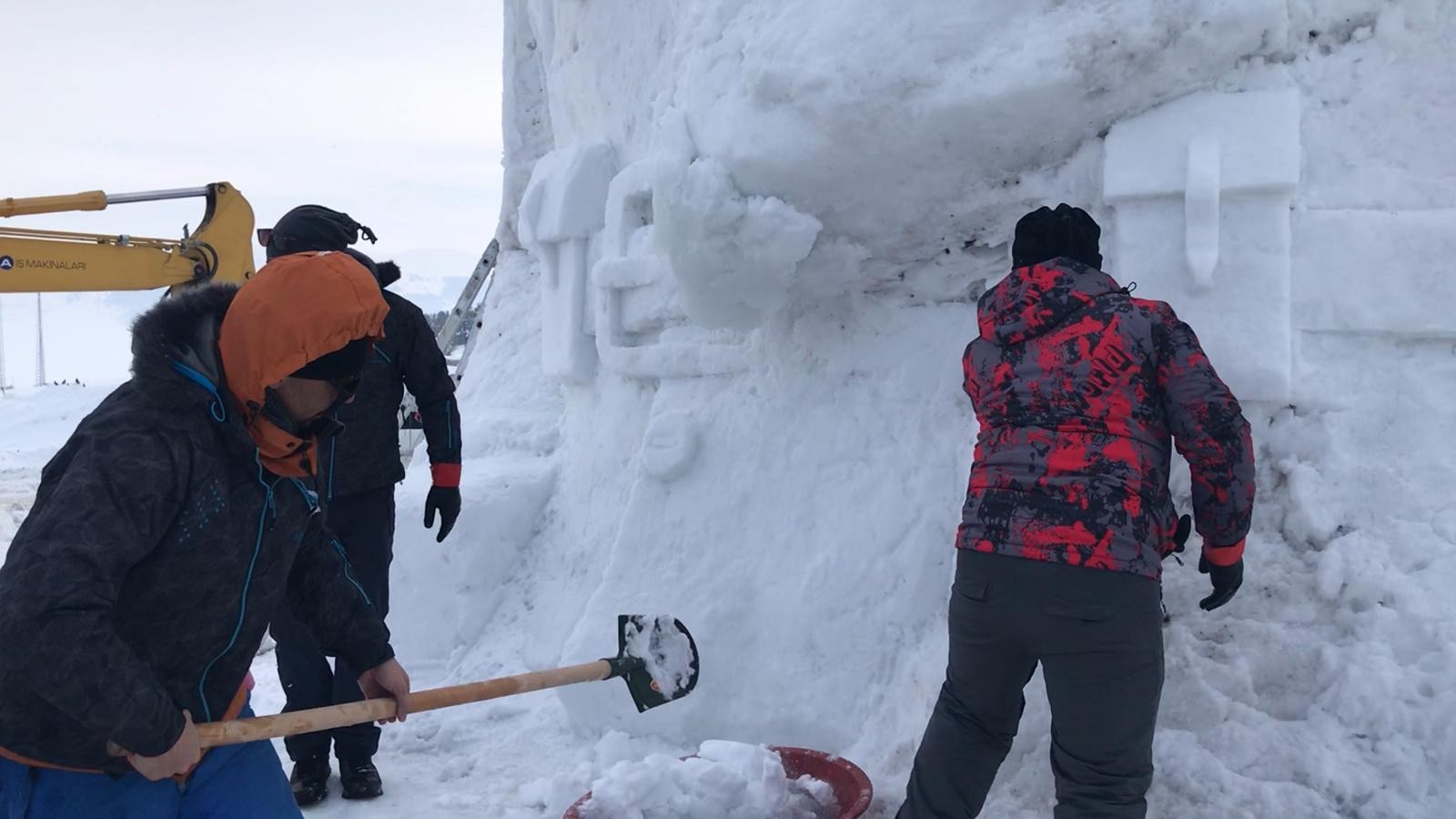 turkiye’nin-en-buyuk-kardan-heykelleri-sarikamis-sehitleri-icin-yapildi-(3).jpg