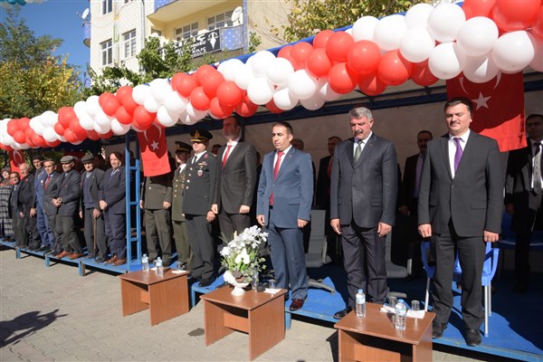 turkiye-cumhuriyetinin-95.-kurulus-yil-donumu-karsin-kagizman-ilcesinde-torenle-kutlandi-(7).jpg